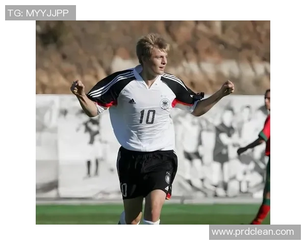 克罗斯:从足球场上的战术大师到生活中的低调绅士